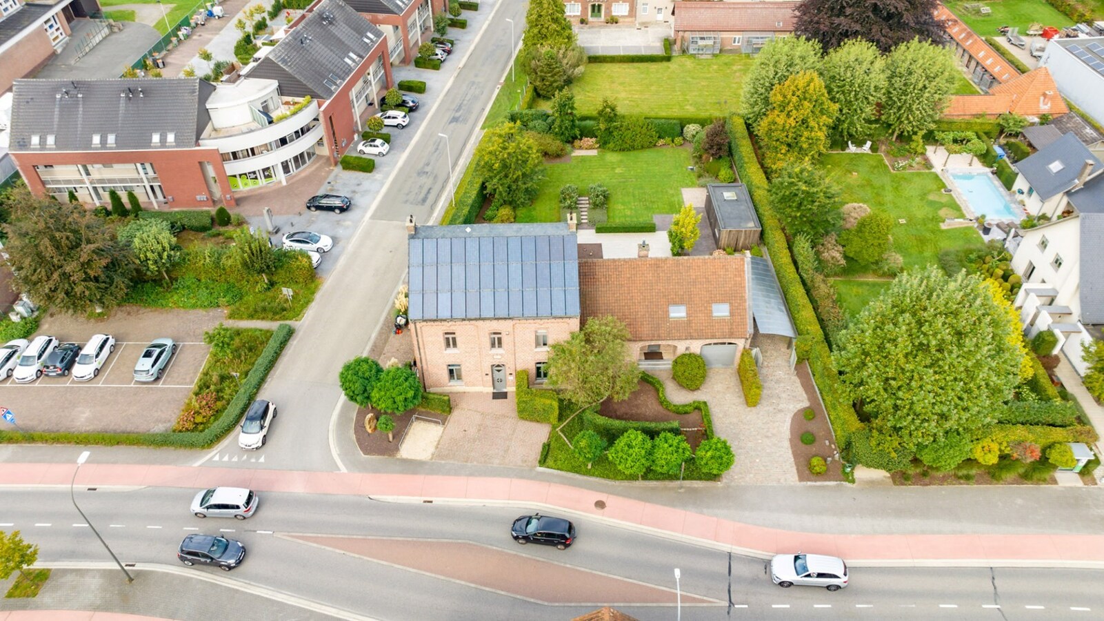 Luxe herenhuis met praktijkruimte in Niel-bij-As 