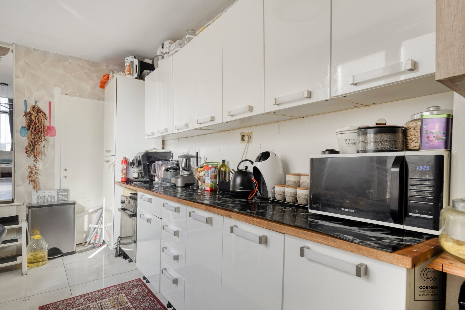 Ruime handelswoning, momenteel ingericht als handelsruimte en 2 appartementen op goede ligging te Antwerpen! 