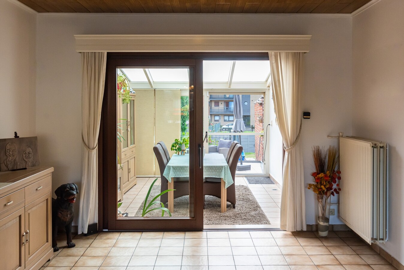 Instapklare gezinswoning met zongerichte tuin 