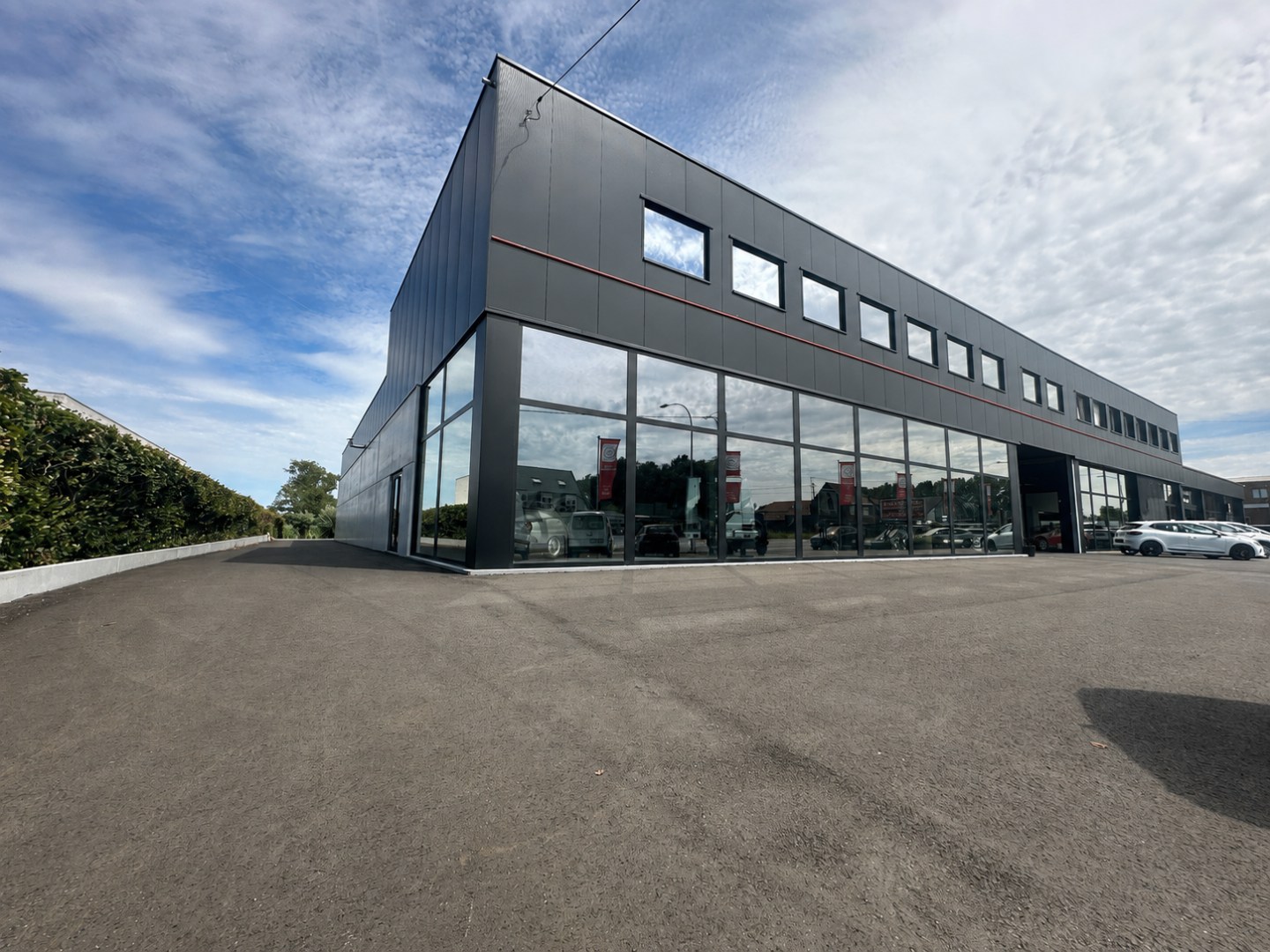 Prachtige kantoorruimte, 275 m², met private parking, gunstig gelegen te Torhout. 
