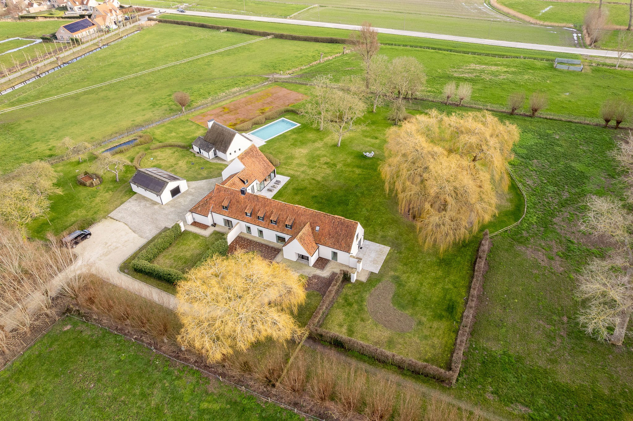 Uitzonderlijk gerenoveerde Hoeve met bijhuis op een domein van 1,5 hectare 