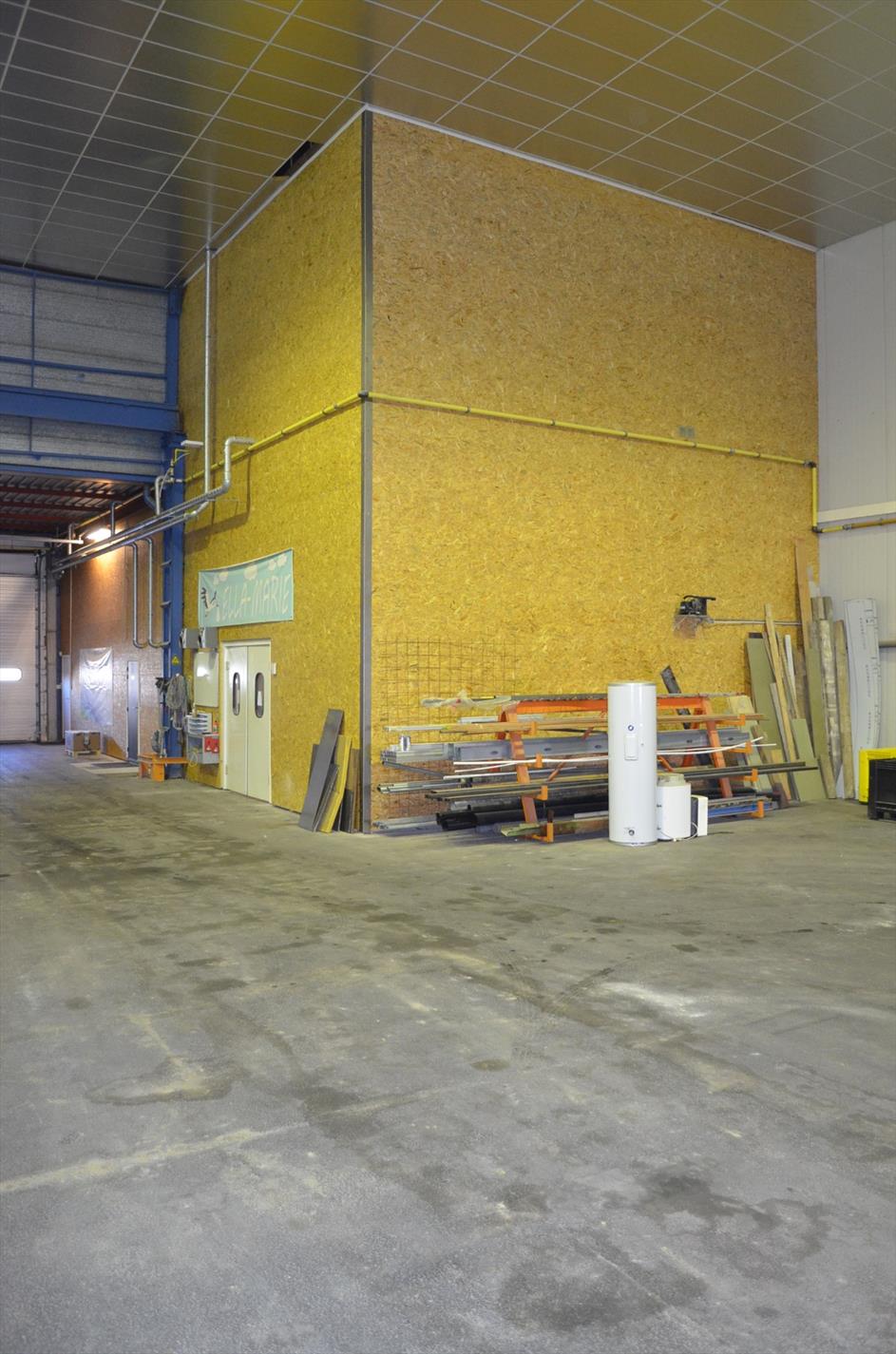 Magazijn (+/- 650m²), nieuwbouw duplex loft en bureau op 921m² goed gelegen te Maldegem 