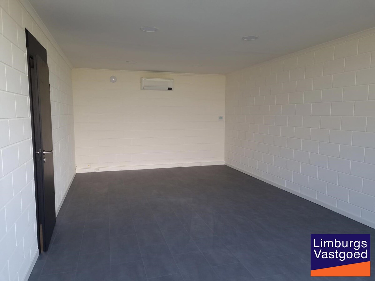 Terbeschikkingstelling van infrastructuur in vernieuwde kantoren met parking, 160m², Genk-Noord 