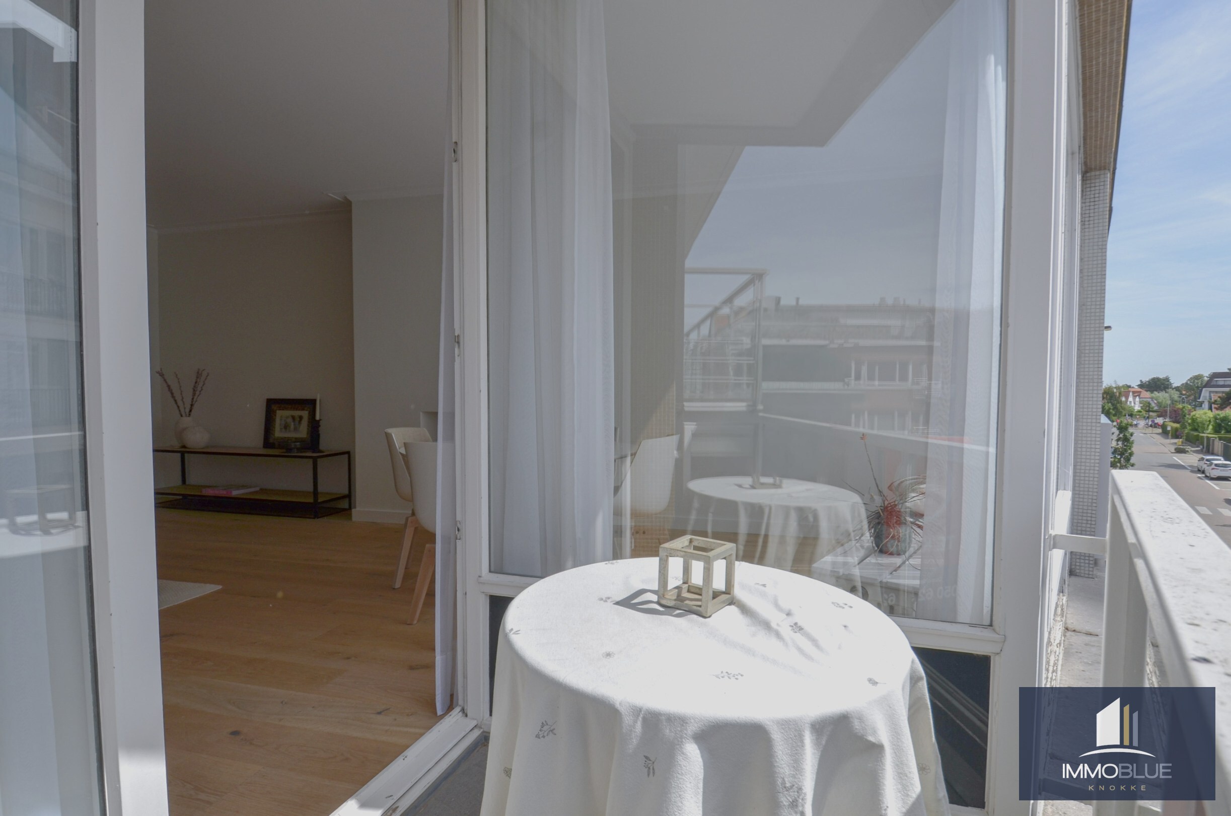 Stijlvol en volledig gerenoveerd appartement op wandelafstand van zee en het commerciële centrum. 