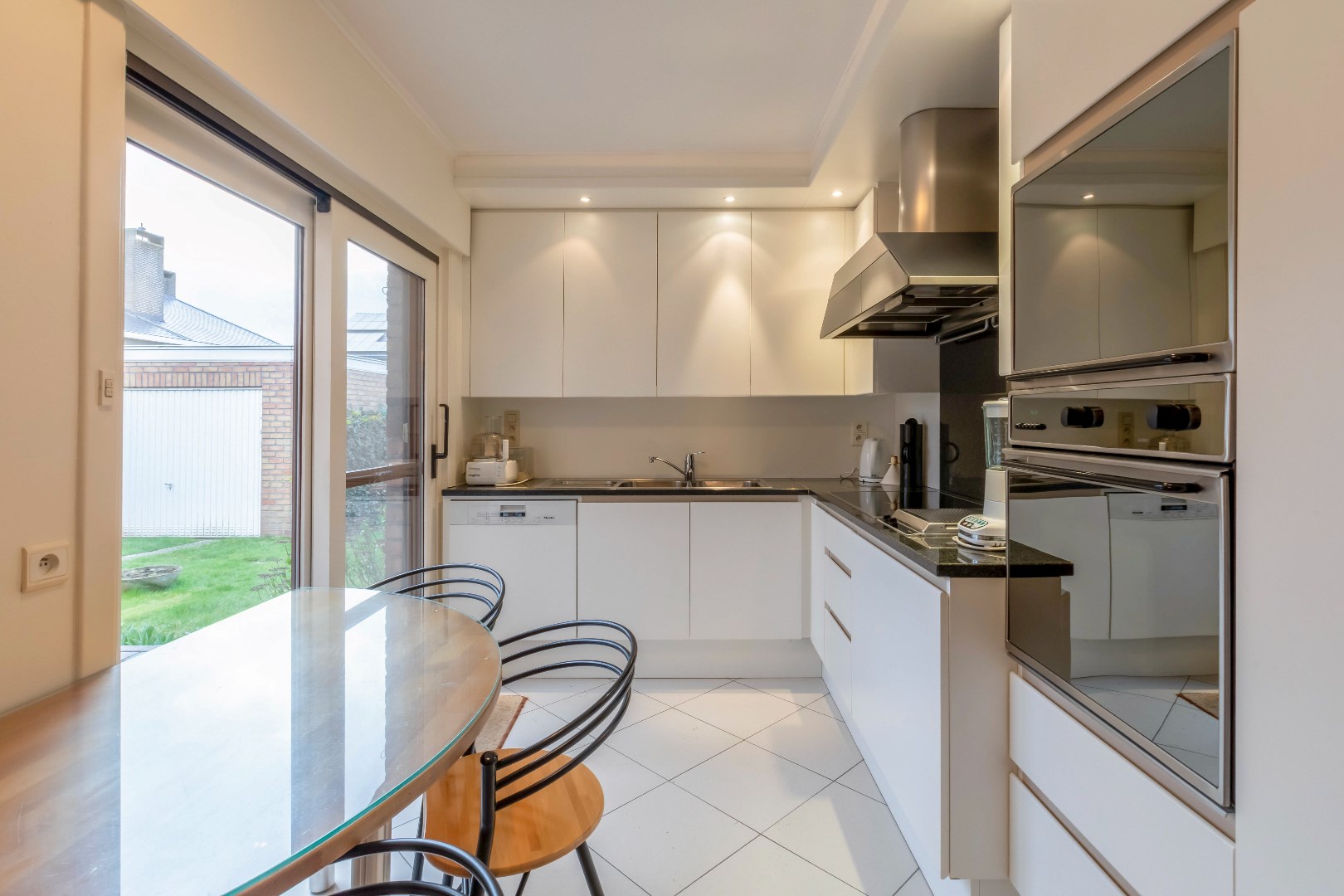 VERKOCHT --- HOB met garage en tuin te Mariakerke 