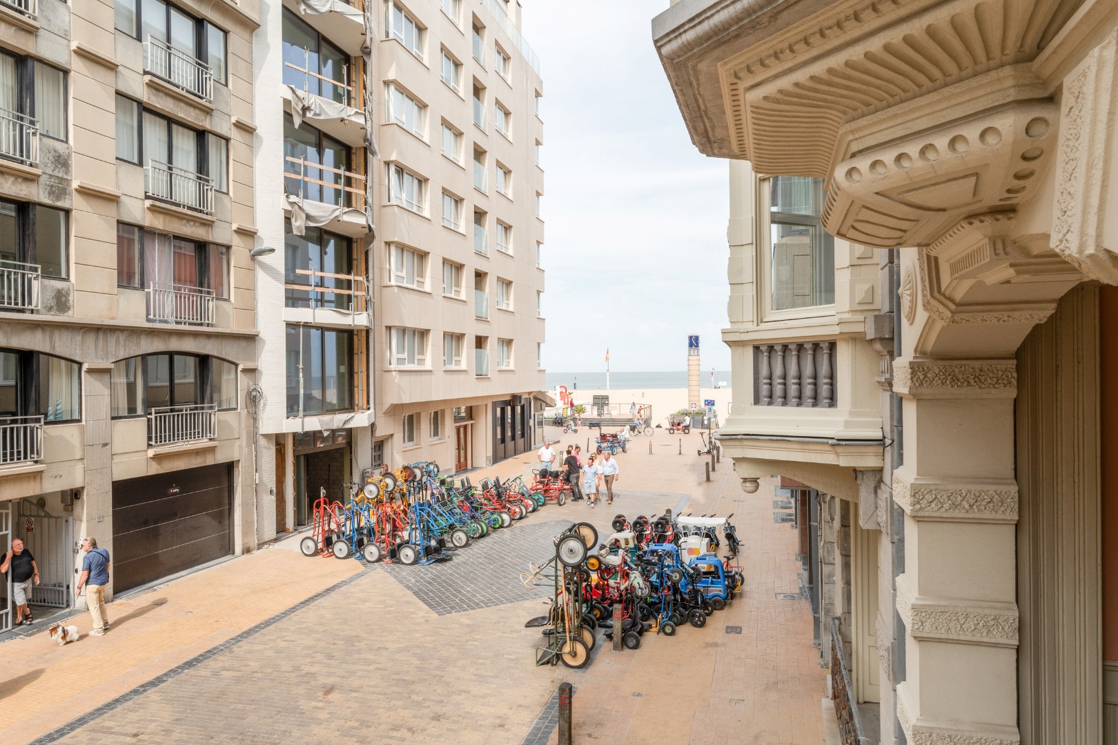 GERENOVEERD APPARTEMENT MET ZIJDELINGS ZEEZICHT: TOPLIGGING !! 