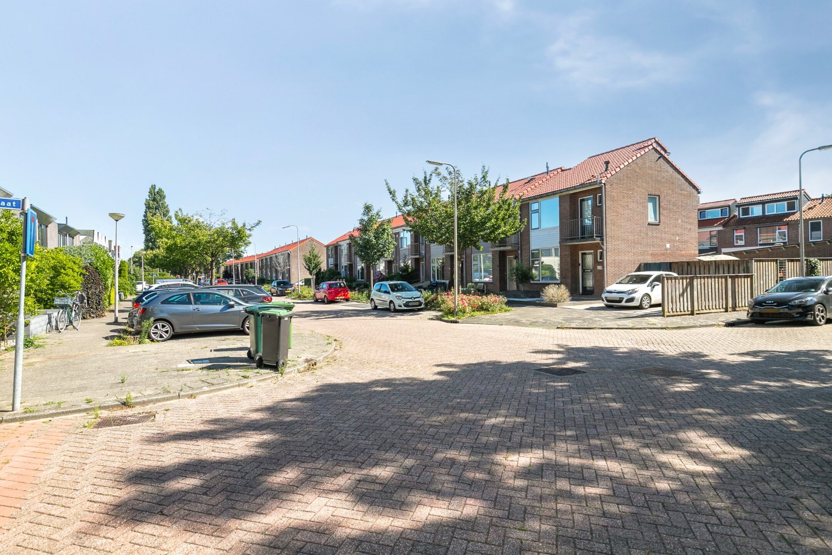 Royale 3 kamer benedenwoning met 2 slaapkamers, ruim terras en is gelegen op eigen grond. 