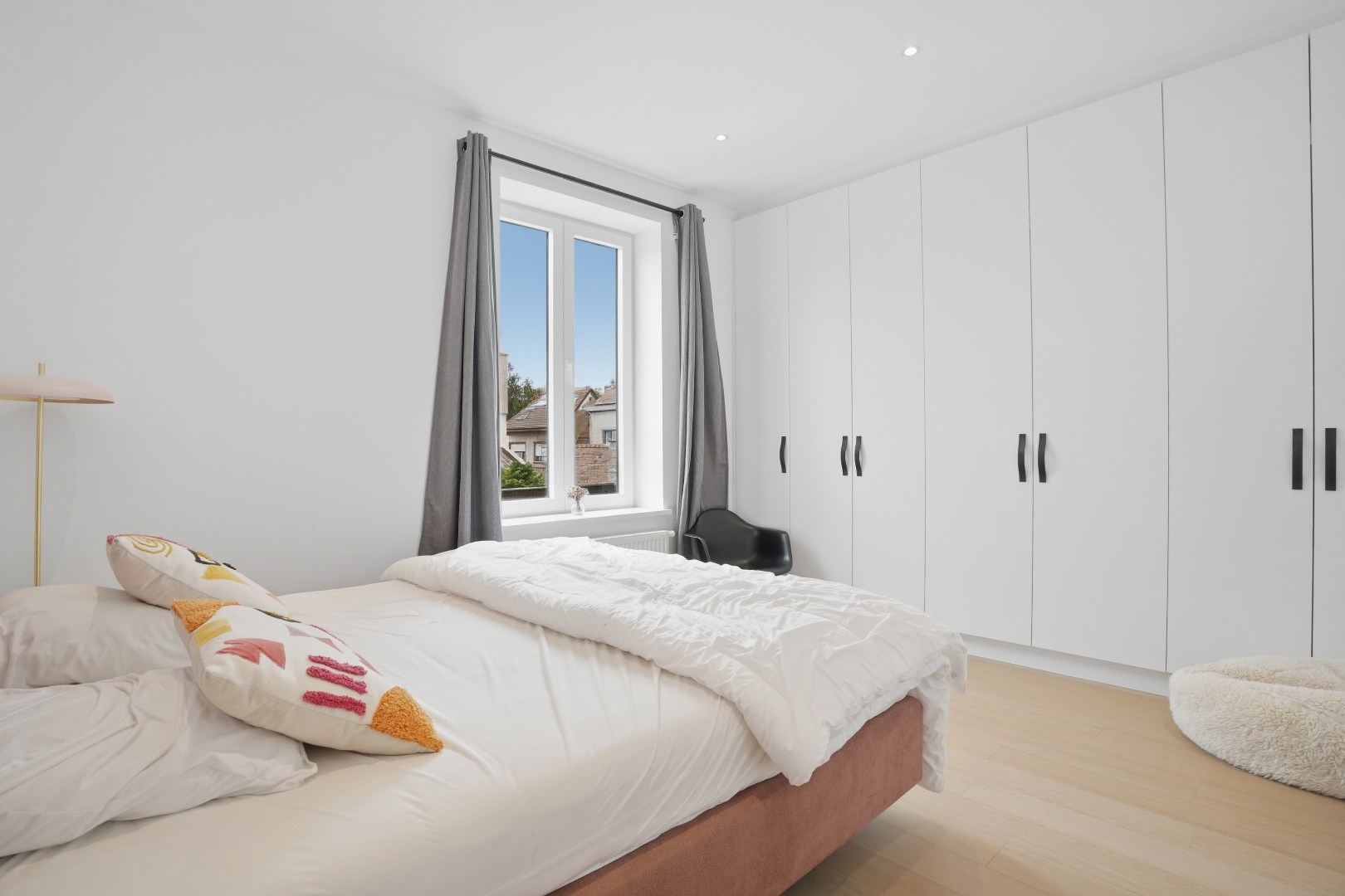 Subliem gerenoveerde herenwoning met 6 slaapkamers inclusief garage in Nieuwpoort-Stad op 135 m². 