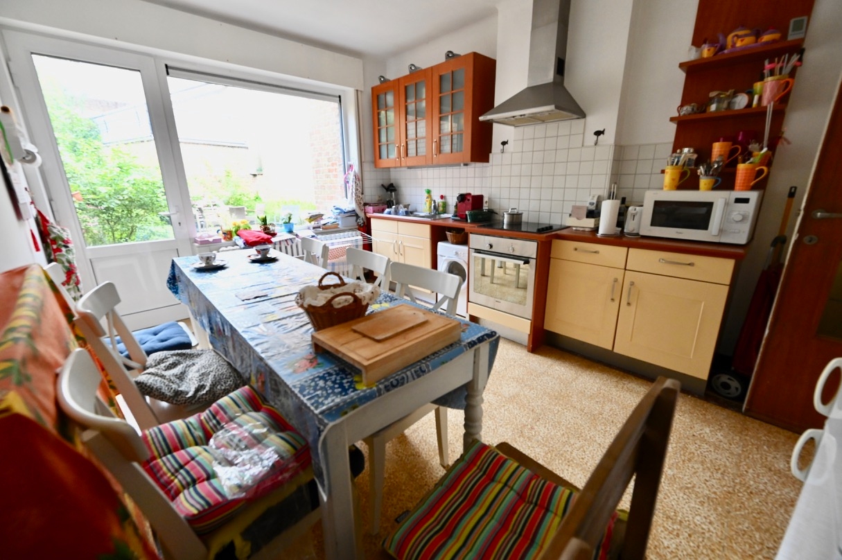 ONGEMEUBELD - Gelijkvloers-appartement met tuin op wandelafstand van de Lippenslaan. 