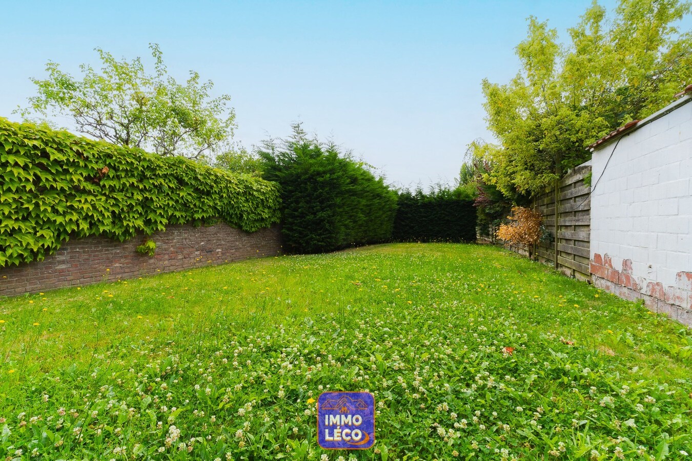 Maison de commerce avec habitation, jardin, poss. grand parking ! 