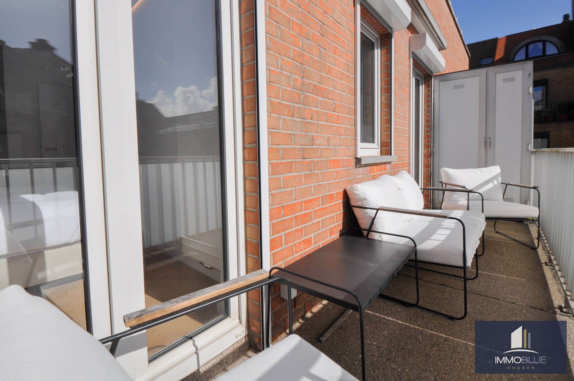 Hoogwaardig volledig gerenoveerd appartement met zijdelings zeezicht en zicht op de Kustlaan. 