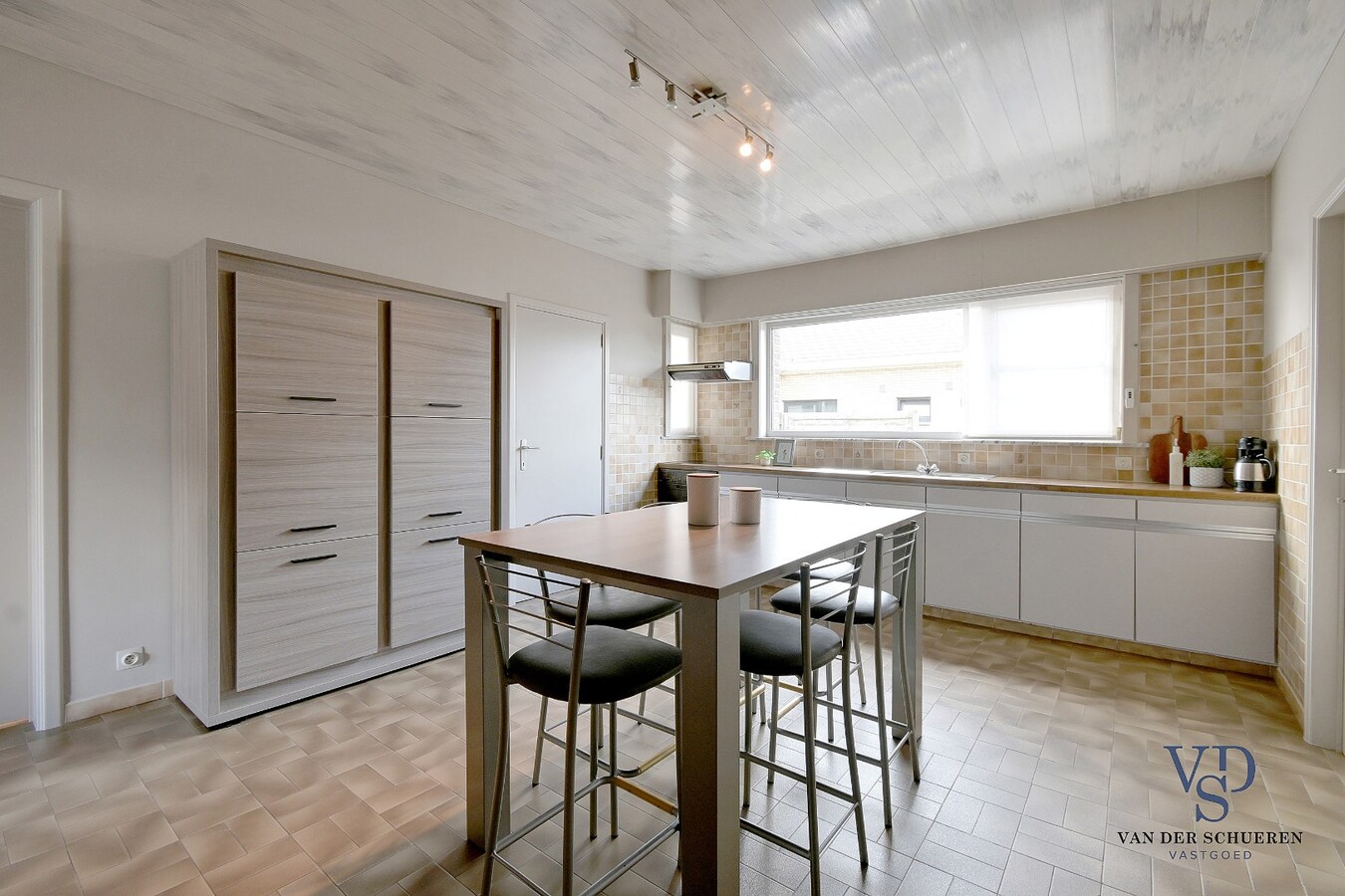 Gelijkvloerse woonst, in een residentiële wijk. 