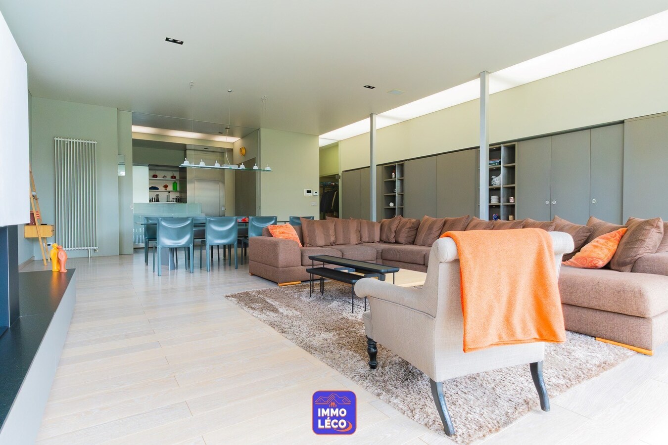 Maison moderne (surface habitable de 486m²), double garage et jardin, en plein centre-ville ! COUP DE COEUR ! 
