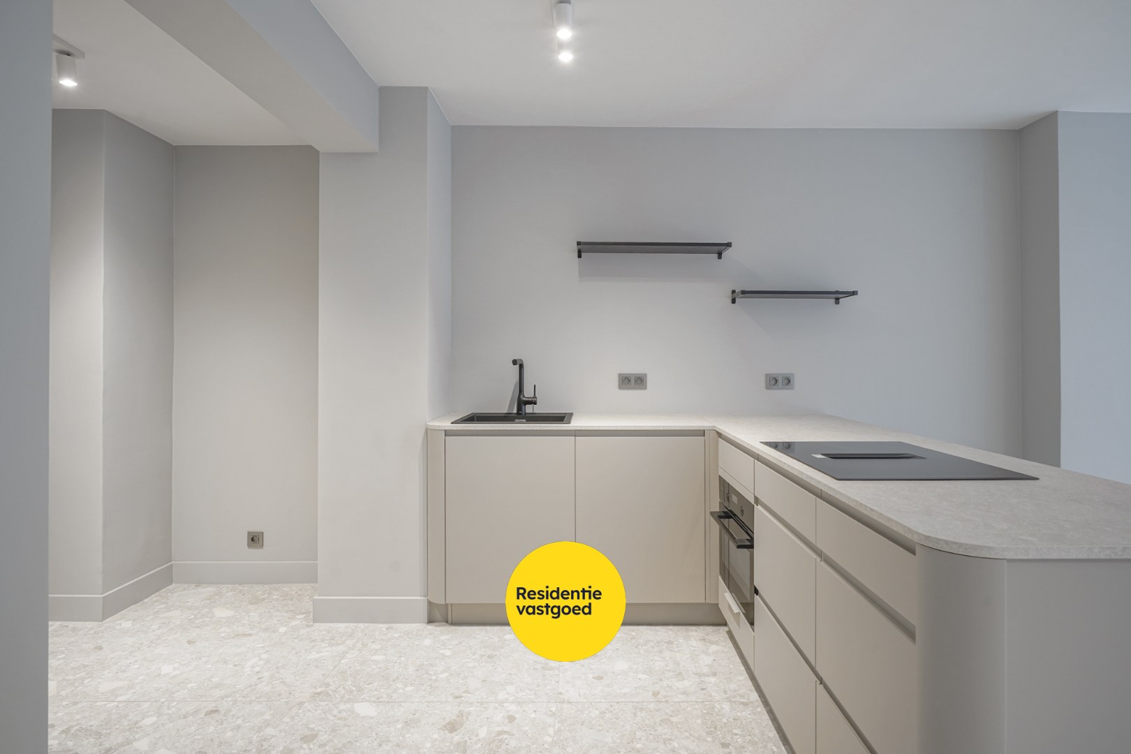 Gerenoveerd 2-slpk appartement met lift in Oostende 