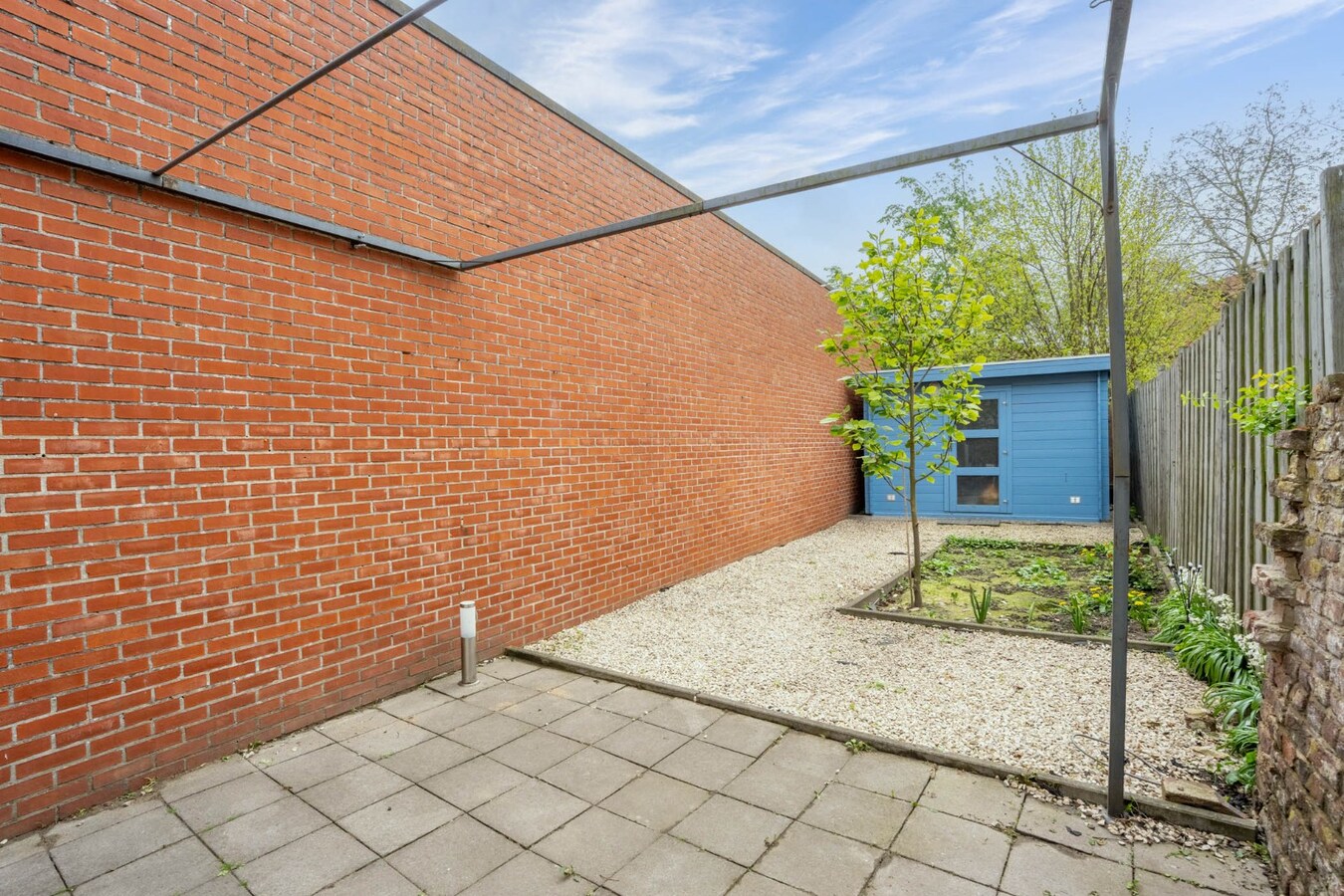 Een knusse rijwoning met tuintje en 3 slaapkamers, gelegen pal in het centrum van Maaseik. 