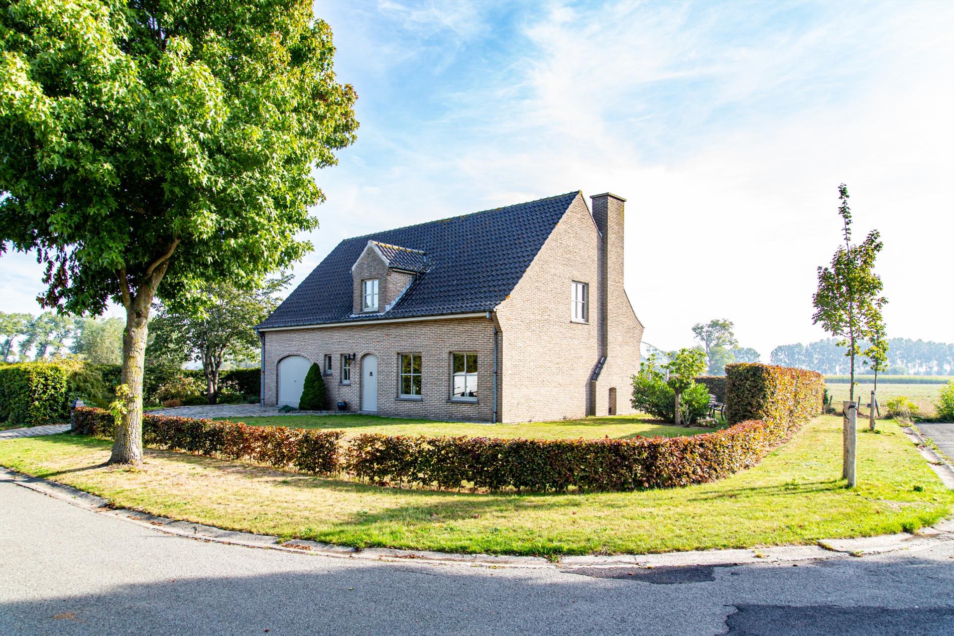 Rustieke woning met paardenstalling op 959m² landelijk gelegen doch nabij centrum Maldegem 