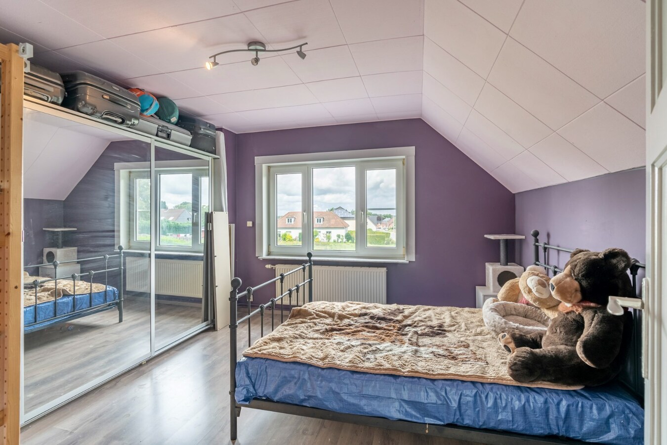 Ruime woning met 4 slaapkamers op een zeer ruim perceel. 