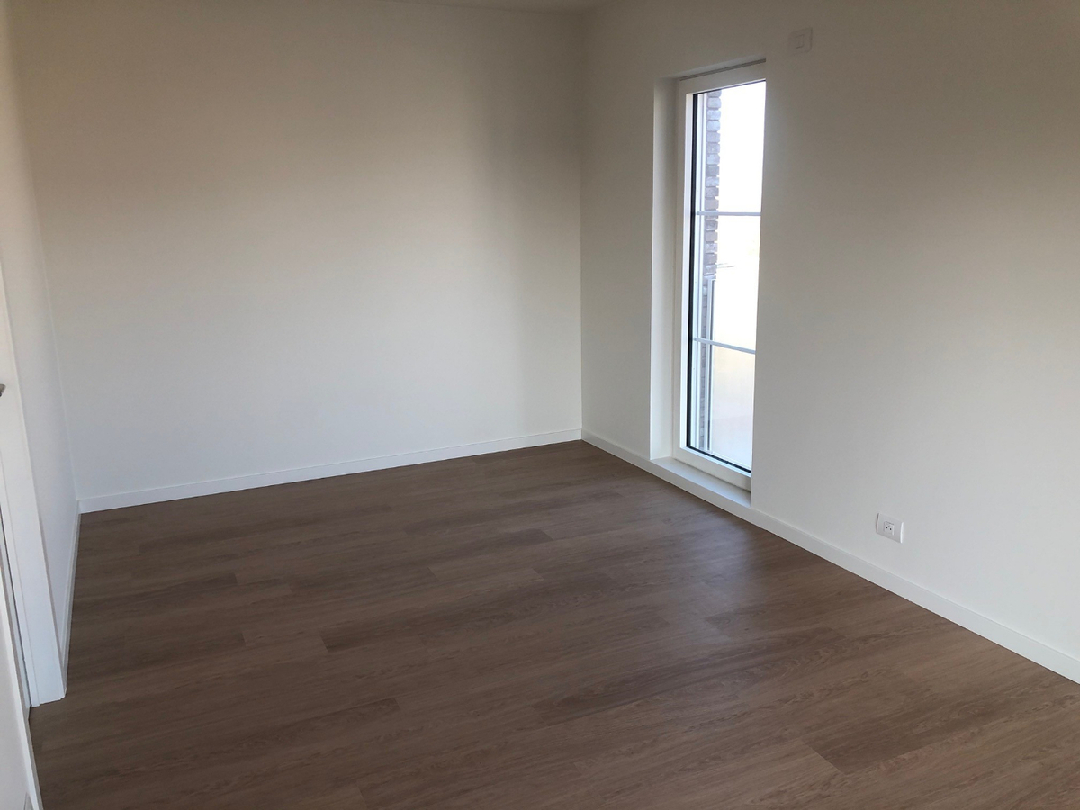 Prachtig nieuwbouwappartement  (geen vaste kosten; met ondergrondse staanplaats voorzien van oplaadmogelijkheid voor elektrische wagen). 