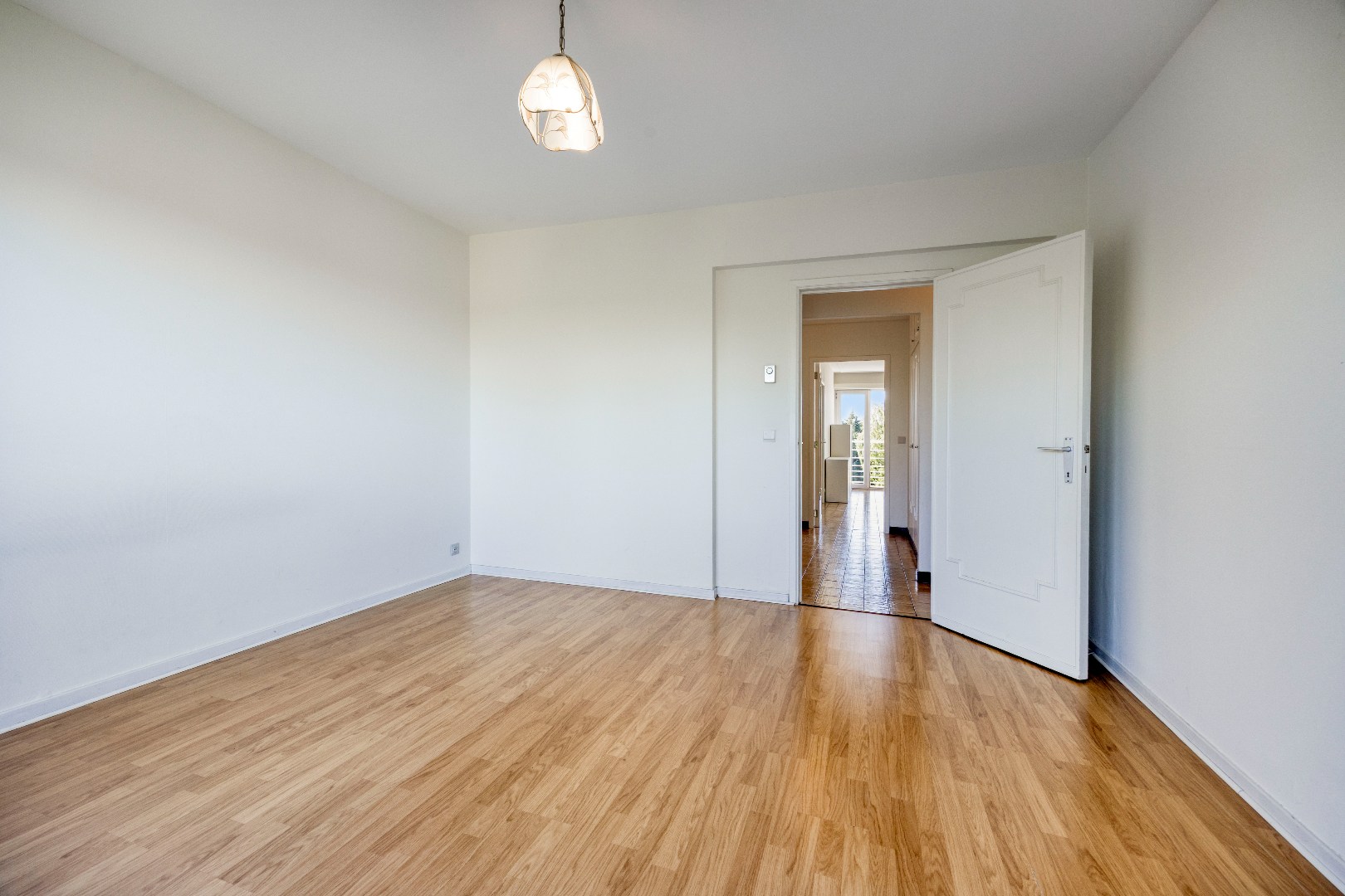 App. te huur met 2 slpk, 2 balkons, kelder en garagebox te Halle 