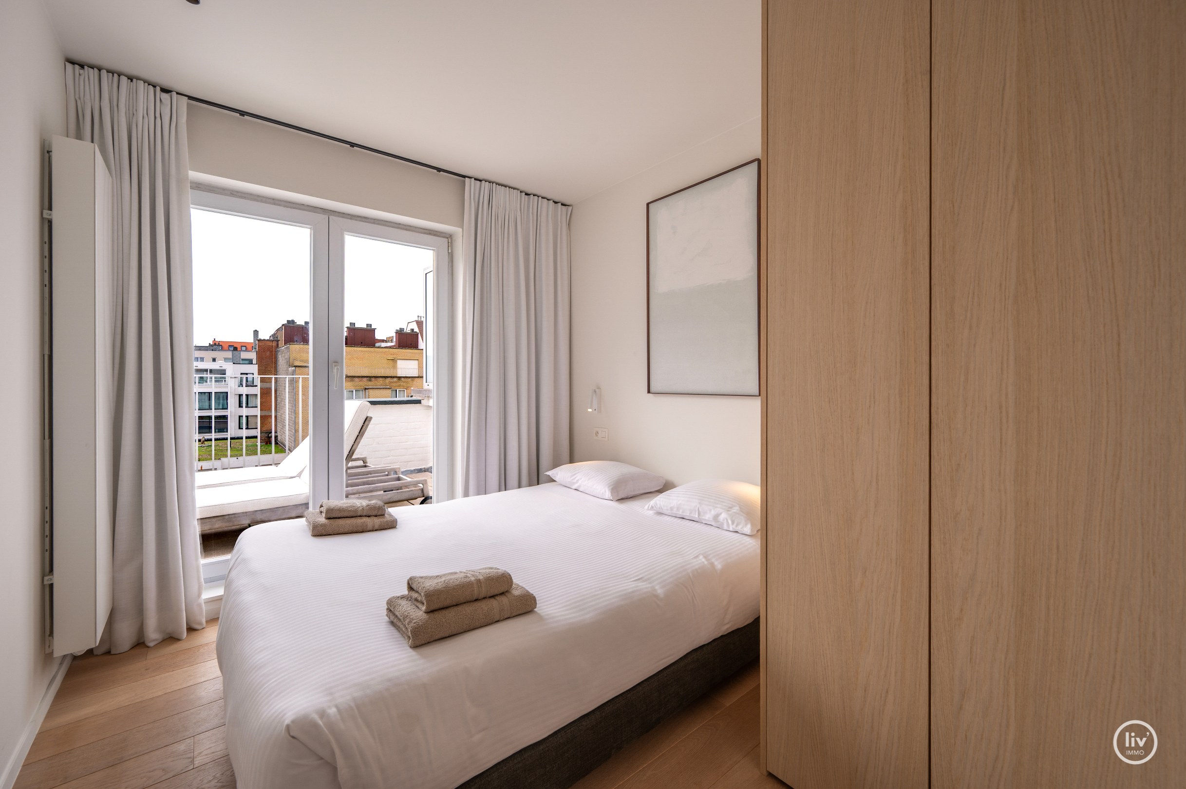 Prachtig gerenoveerd appartement met 2 slaapkamers gelegen in een zijstraat van de zeedijk en op wandelafstand van het Driehoeksplein. 