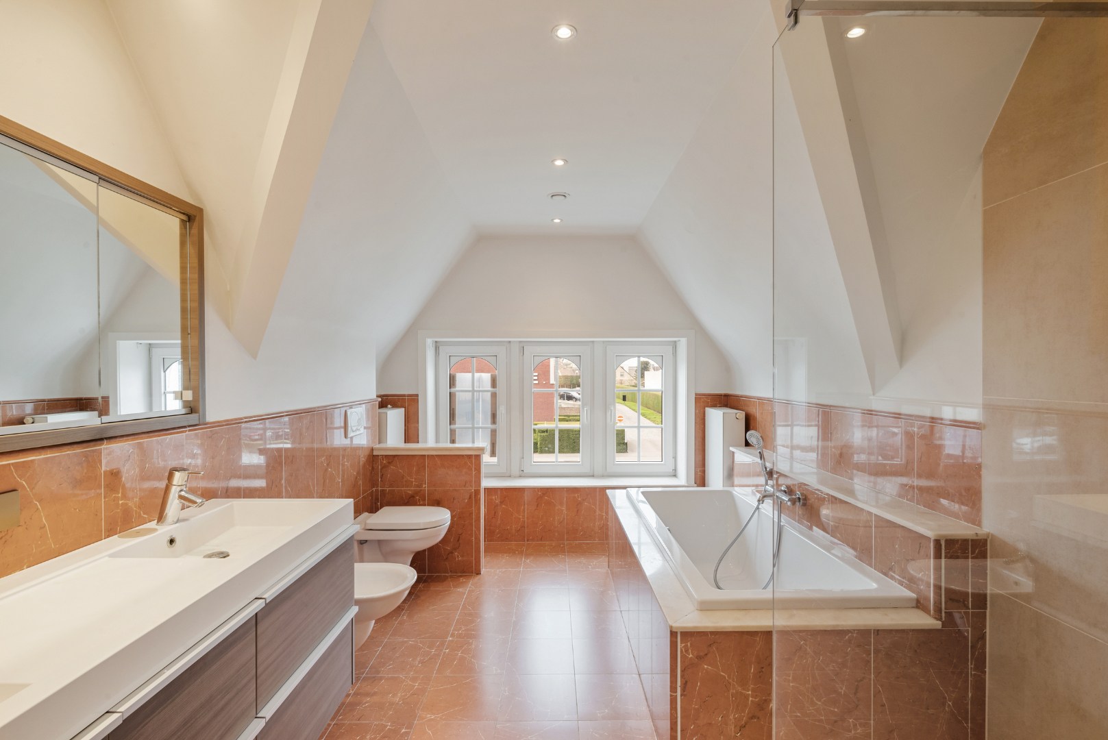 Stijlvolle villa met 5 slaapkamers op mooi perceel van 1325m² 