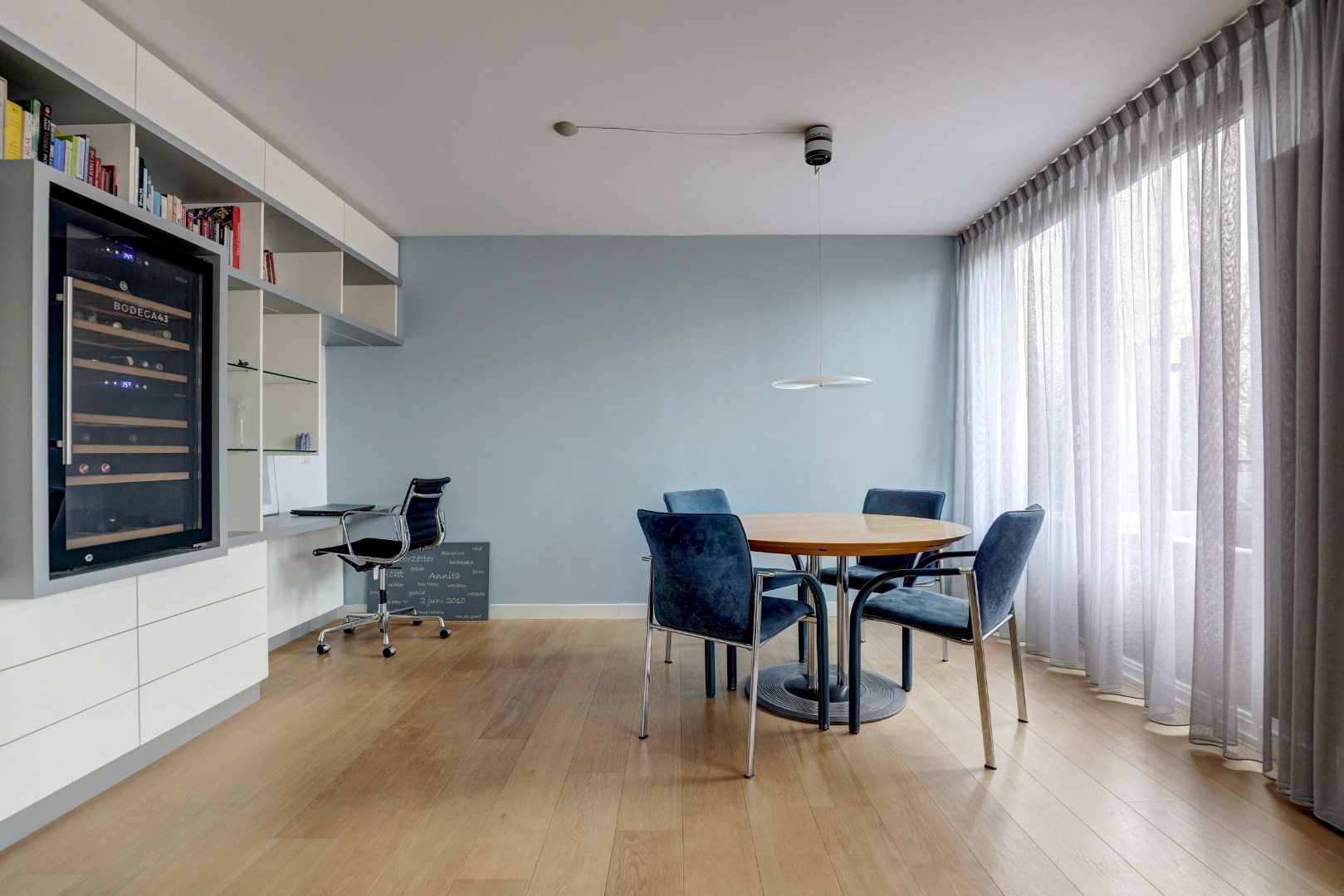 Luxe uitgevoerde 2- (voorheen 3) kamer appartement op de 3e etage met fraaie keuken, badkamer, balkon met uitzicht en gelegen op eigen grond. 