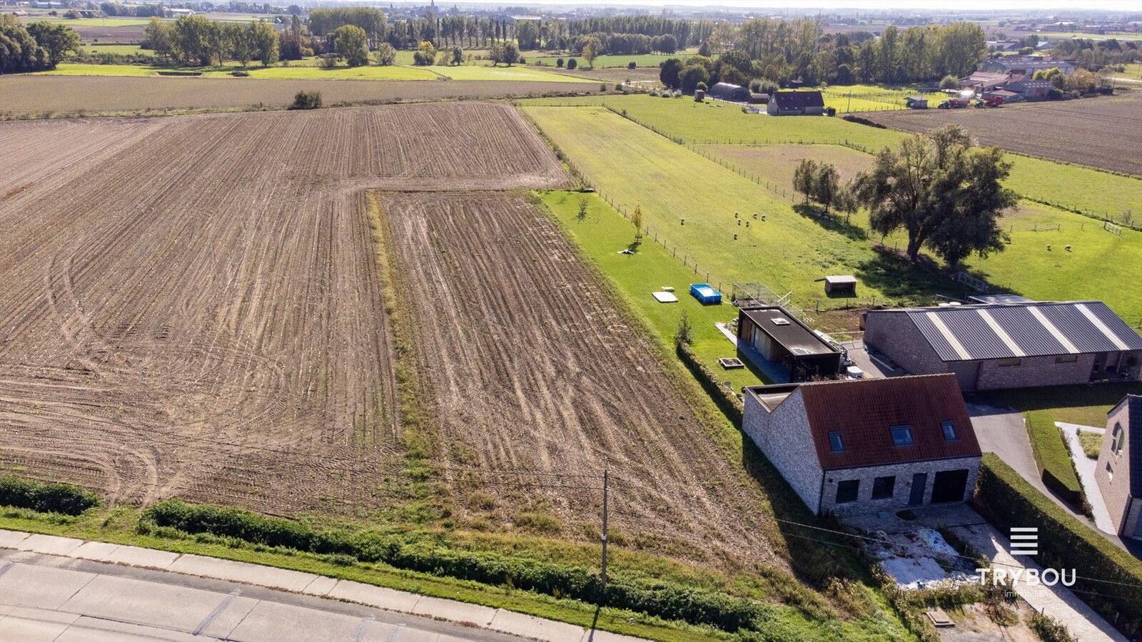 Ruime bouwgrond van 2.920 m² voor halfopen bebouwing in Poelkapelle 