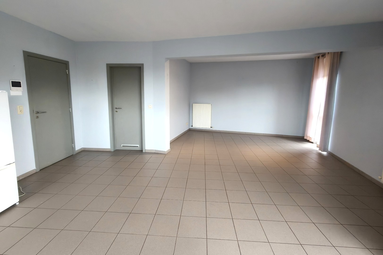 GELIJKVLOERS APPARTEMENT MET GARAGE 