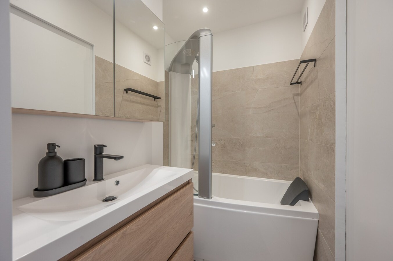 Recent gerenoveerd appartement met adembenemend zeezicht aan het Albertstrand. 