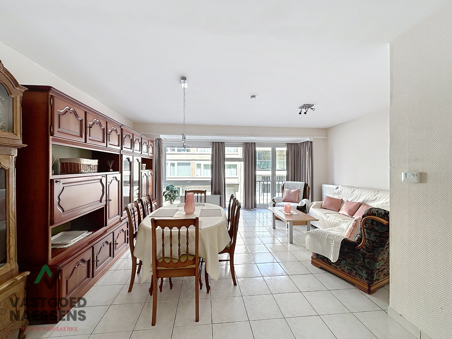 Appartement 2 chambres luxueusement rénové - Vue latérale sur  mer 