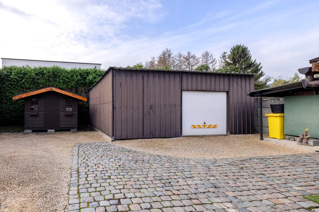 Gezinswoning met 2/3 slpks, ruime tuin en magazijn 