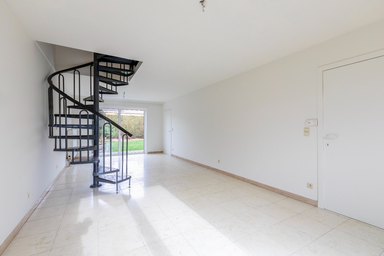Gunstig gelegen instapklare woning in rij met garage en toffe tuin 