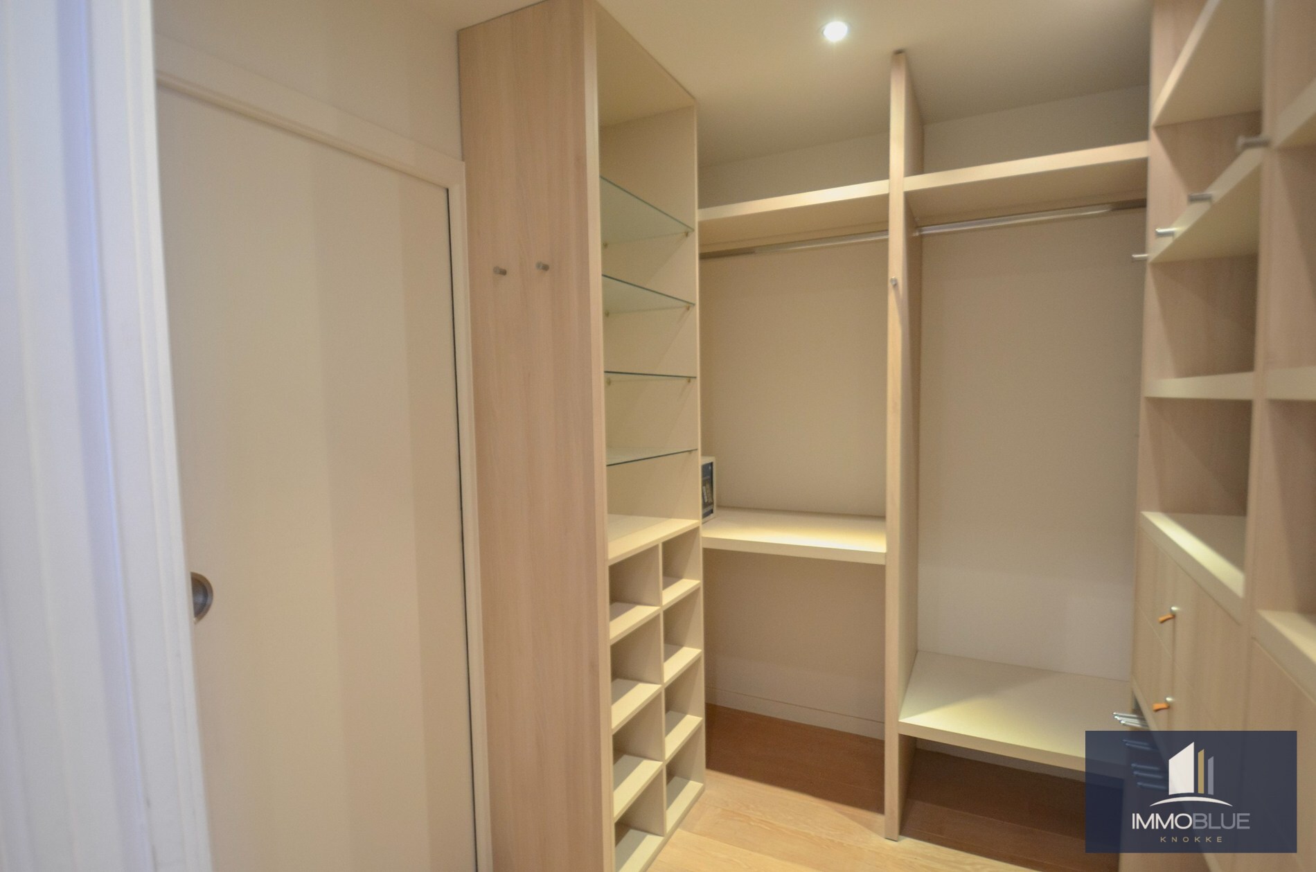 Topaanbieding – Uitzonderlijk ruim appartement gelegen in een stijlvolle residentie. 