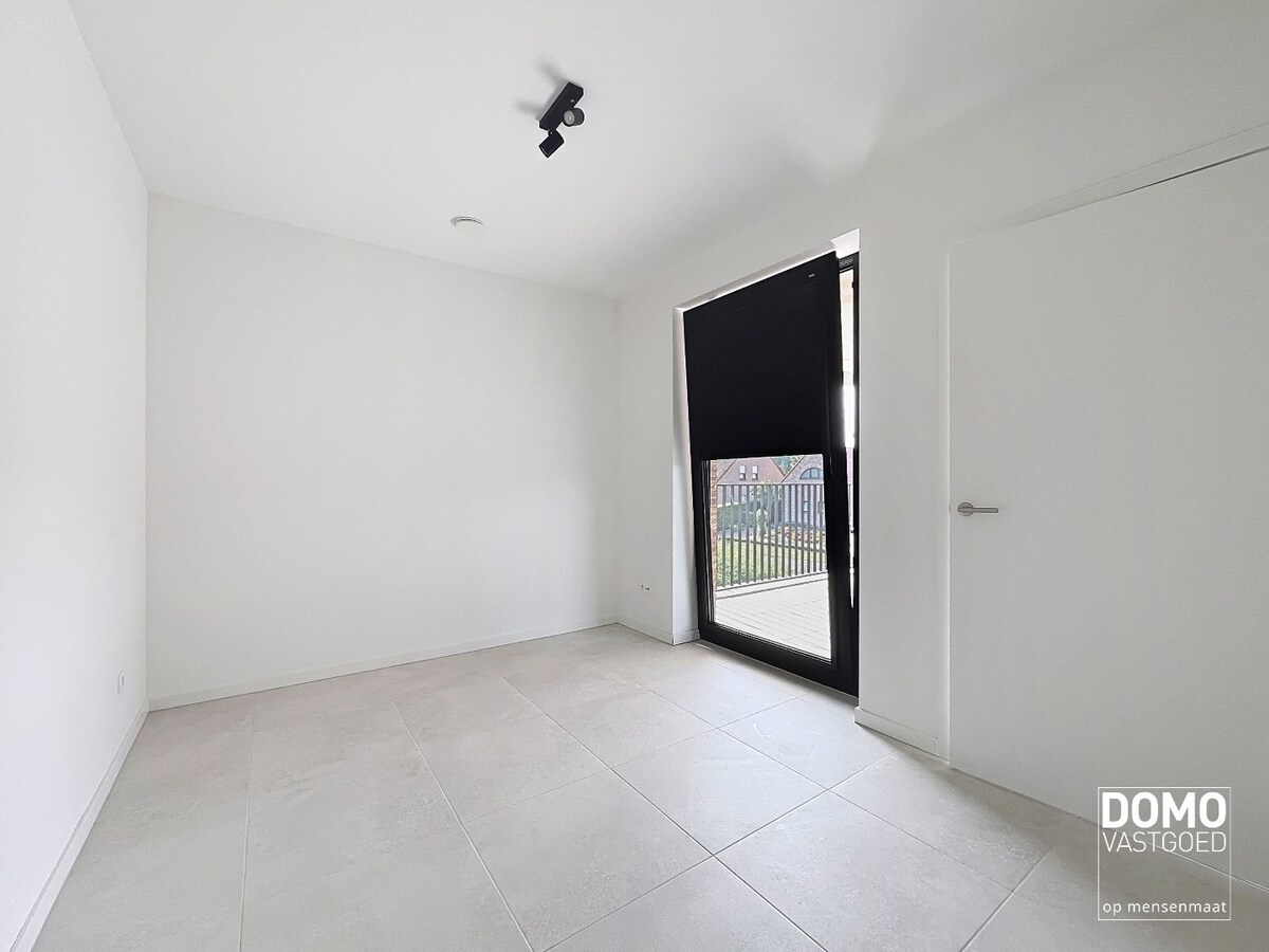 NIEUWBOUW 2 SLAAPKAMER APPARTEMENT MET TERRAS, AUTOSTANDPLAATS EN KELDERBERGING TE KERMT 