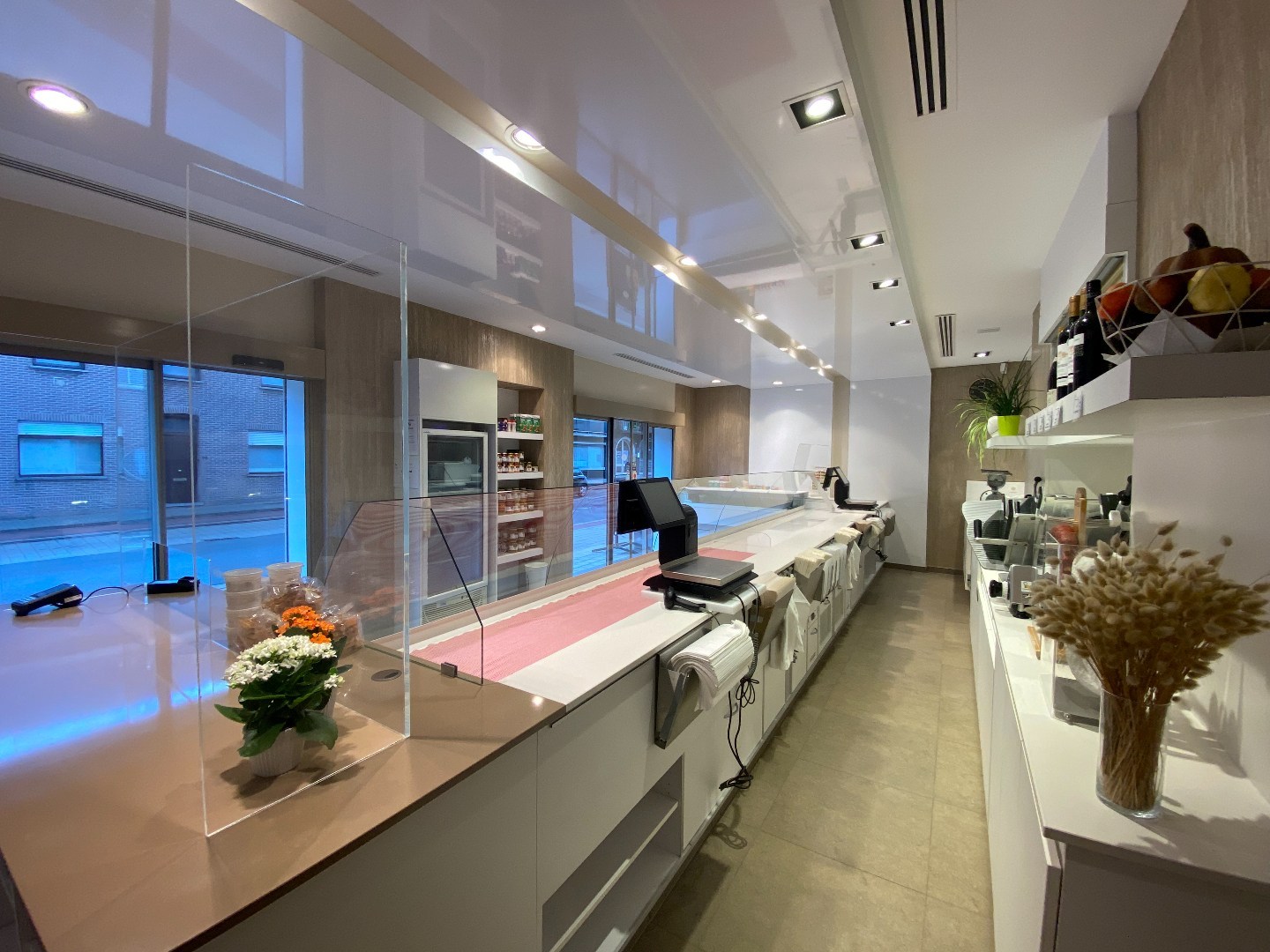 Multifunctioneel handelspand met luxueuze woonst op centrumligging in Sint-Eloois-Vijve! 