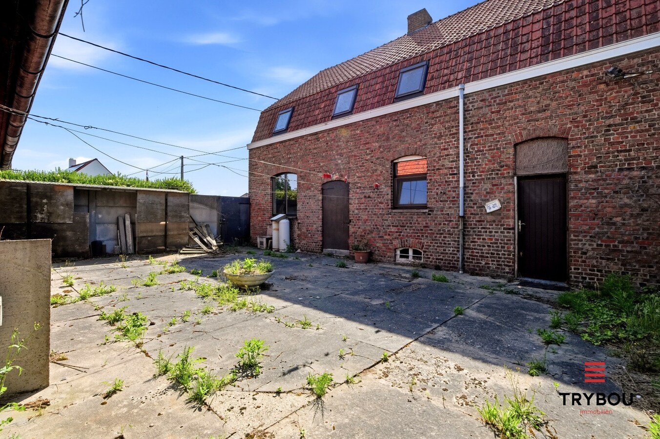 Te renoveren ruime halfopen bebouwing op een perceel van 1491m² met 7 slaapkamers! 