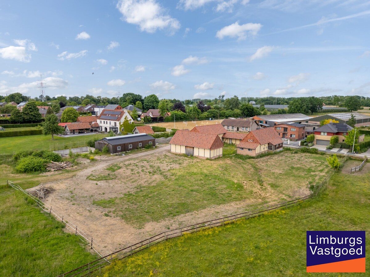 UNIEKE VIERKANTSHOEVE met paardenstallen op 7,34 hectare met vergunning voor zwembad en poolhouse 
