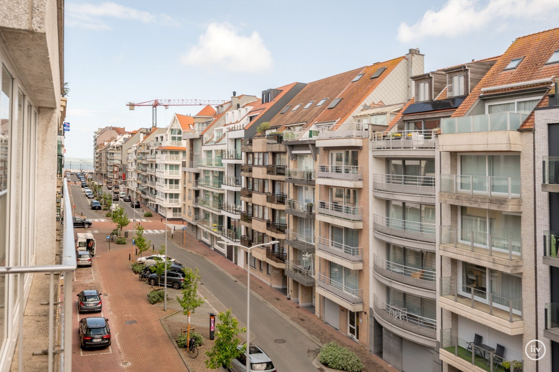 OPENDEURDAG Zaterdag 29/08 - tussen 14u en 16u:  Luxueus volledig gerenoveerd 3 slaapkamer appartement te Parmentierlaan gelegen nabij de Zeedijk. 