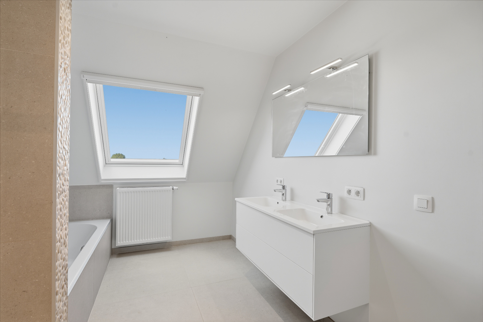 KIJKDAG 25 oktober van 10u tot 12u &amp; 14u tot 16u - Ruim instapklaar nieuwbouwappartement (167 m²) met 3 slaapkamers en groot terras in centrum Eernegem 