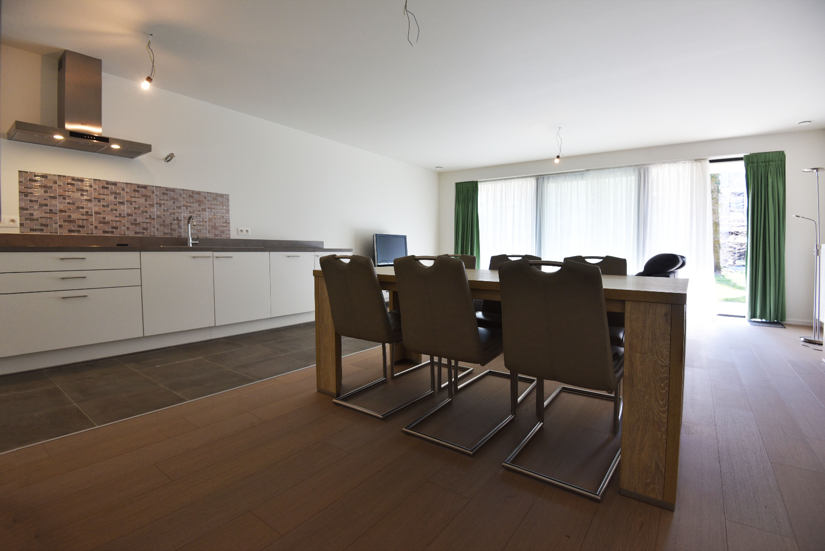 Nieuwbouw gelijkvloers app. met 2 slpks, tuin en terras te Adegem 