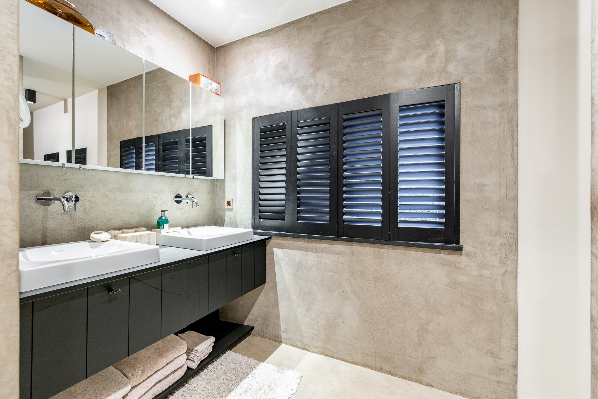 Située dans un quartier résidentiel calme et très prisé de Knokke, cette maison entièrement rénovée offre une combinaison parfaite de confort contemporain, de lumière et d'élégance raffinée. 