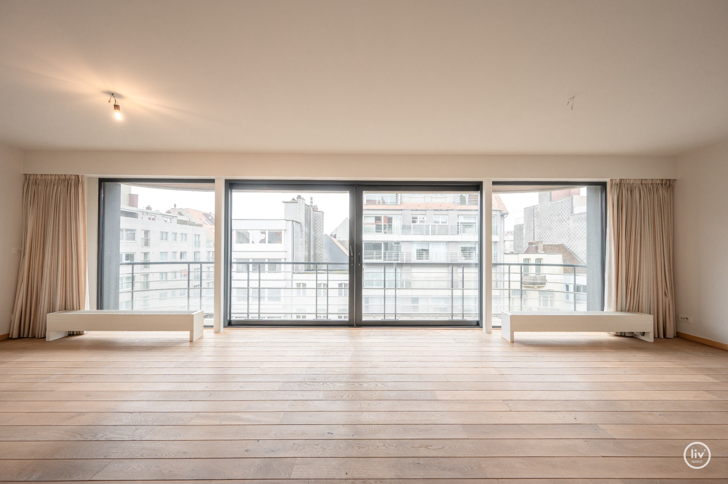 Dit charmante appartement onderscheidt zich door een uitzonderlijke gevelbreedte van maar liefst 9 meter en een ideale oriëntatie aan de zonnekant van de Lippenslaan. 