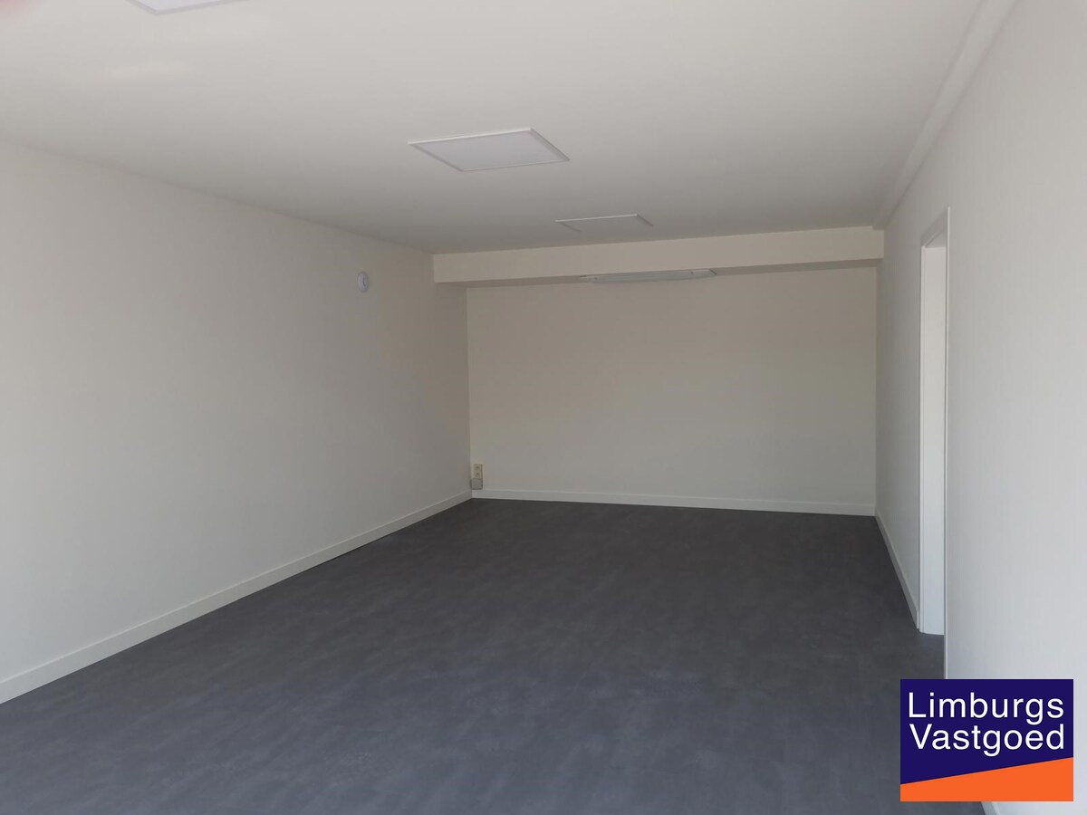 Terbeschikkingstelling van infrastructuur in vernieuwde kantoren met parking, v.a. 21 m², Genk-Noord 