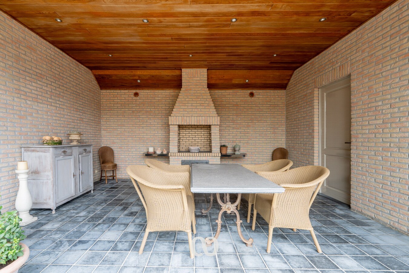 Prachtig onderhouden villa op meer dan 2.000 m² in Kaster 