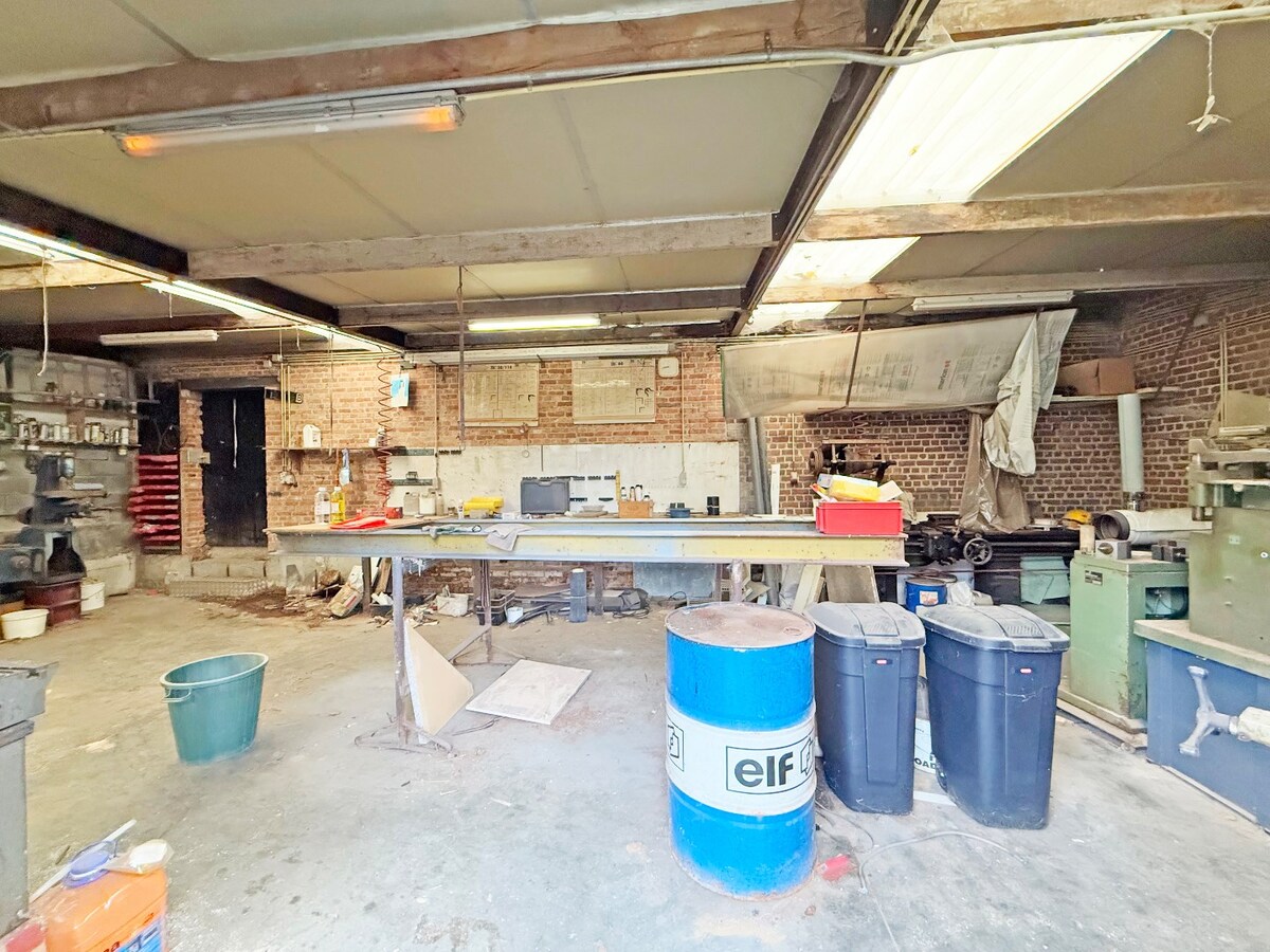 Statige woning met garage en ruime tuin te centrum Zottegem 