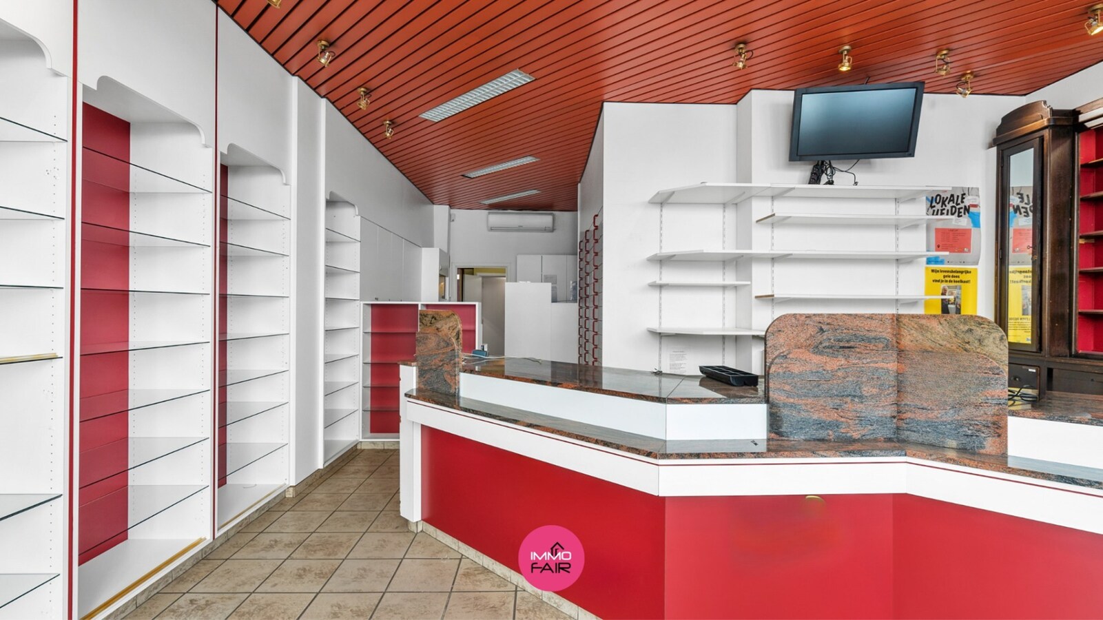 Polyvalent handelspand met duplexappartement in hartje Lanaken! 