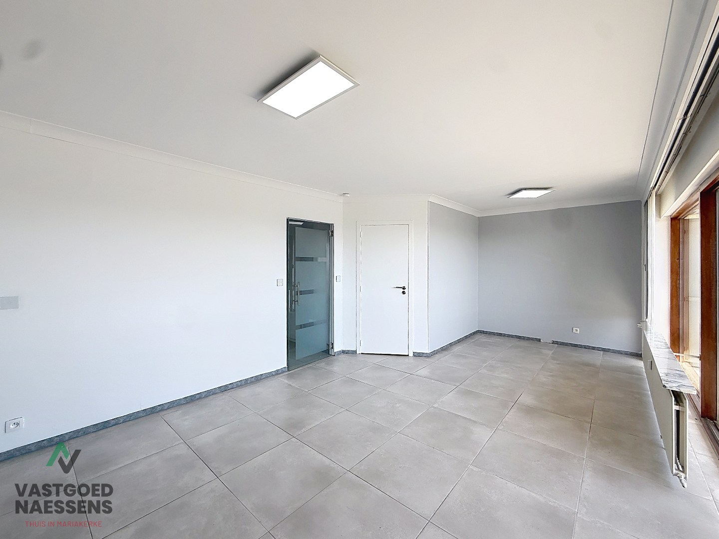 INSTAPKLARE STUDIO MET SLAAPHOEK EN ZONNIG TERRAS 