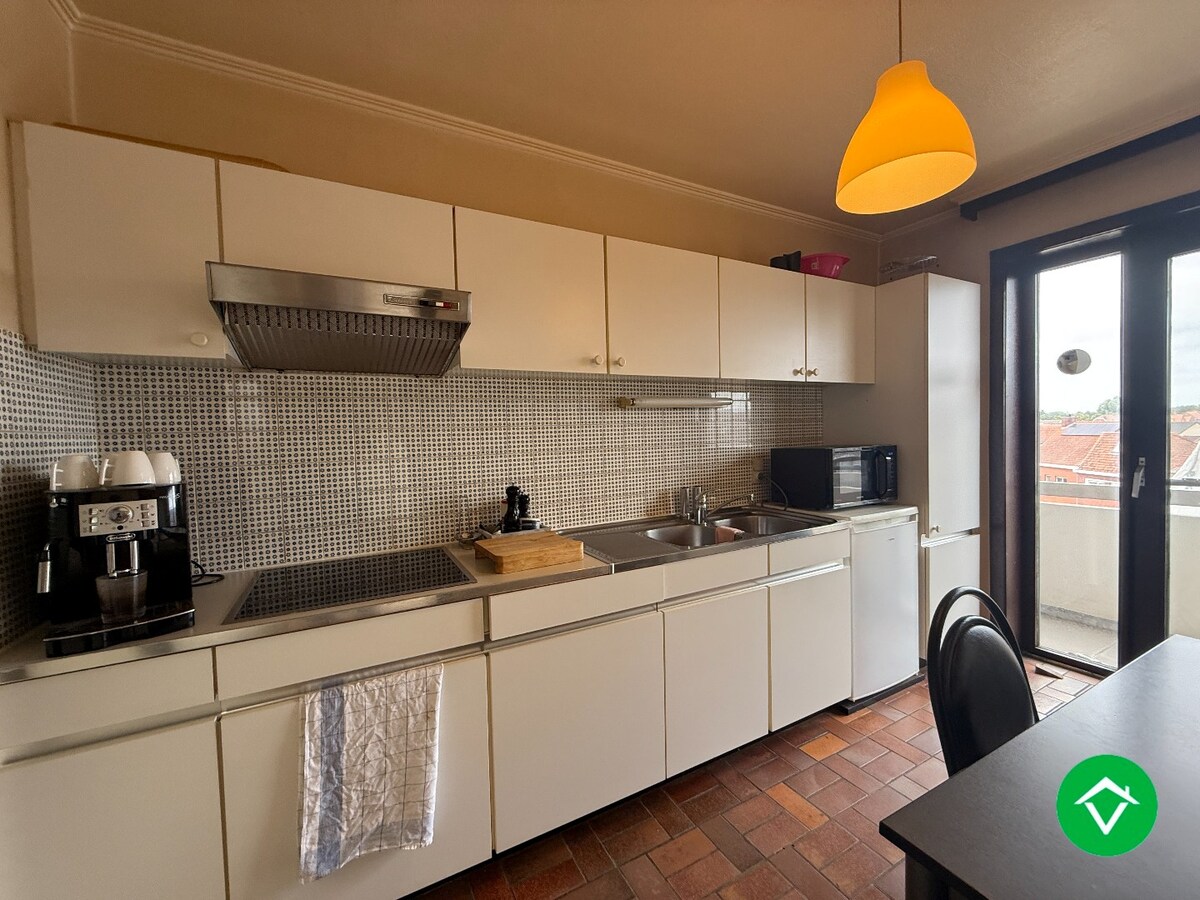 Appartement met twee slaapkamers, terras en autostaanplaats te Roeselare 