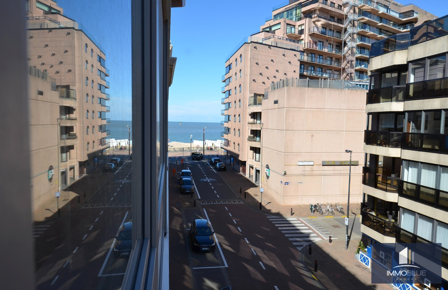 Volledig gerenoveerd, lichtrijk appartement op wandelafstand van zee en het commercieel centrum. 