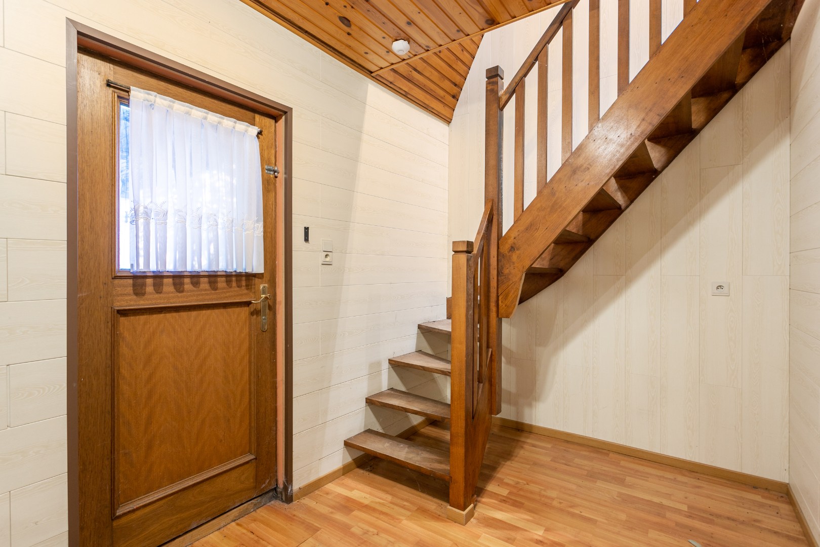 Te renoveren fermette met 3 slpk, bijgebouw en garage en mogelijkheid tot uitbreiding (bouwgrond) 